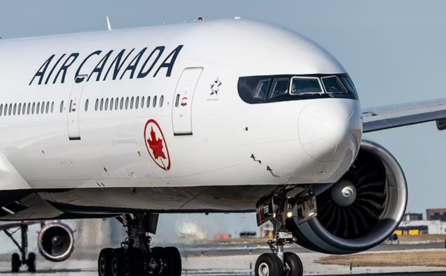 Kanada'dan Londra'ya uçan, içinde 400 yolcu bulunan uçağa kalkıştan hemen sonra yıldırım çarptı