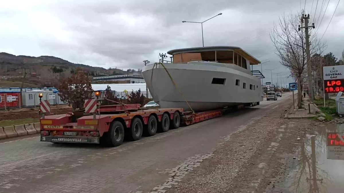 Adıyaman\'ın Gölbaşı ilçesinde dev tekne trafiği kilitledi