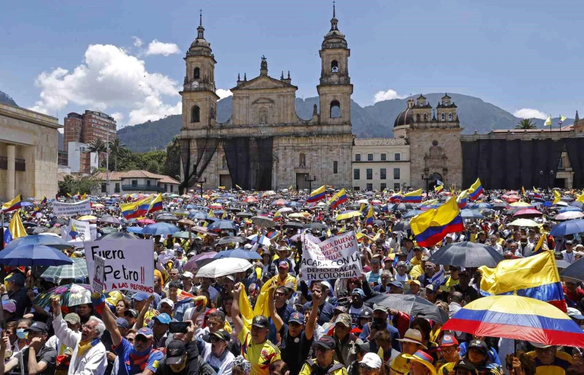 Kolombiya\'da Binlerce Kişi Hükümet Reformlarını Protesto Etti