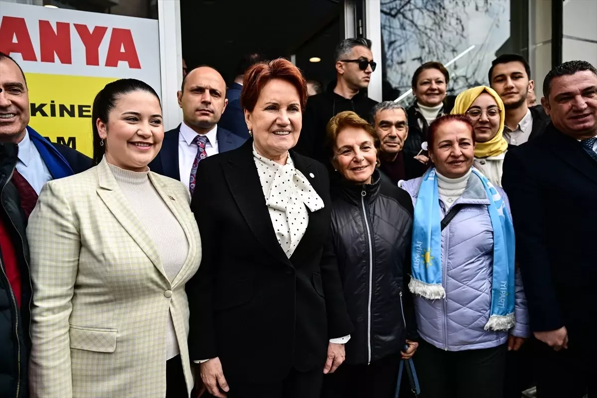 Meral Akşener Kartal\'da esnaf ziyaretinde bulundu