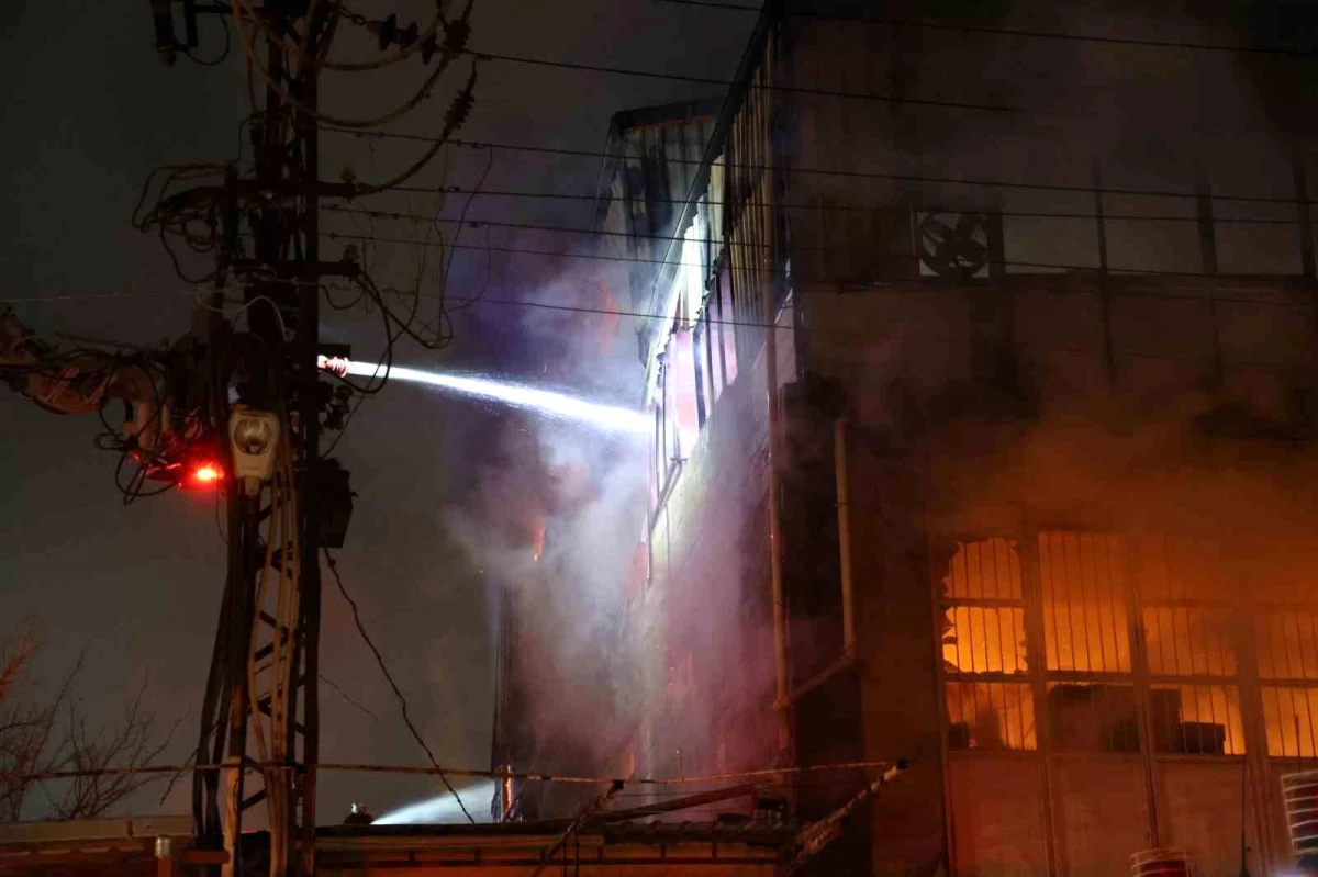 Kahramanmaraş\'ta mobilya imalathanesinde çıkan yangın söndürüldü