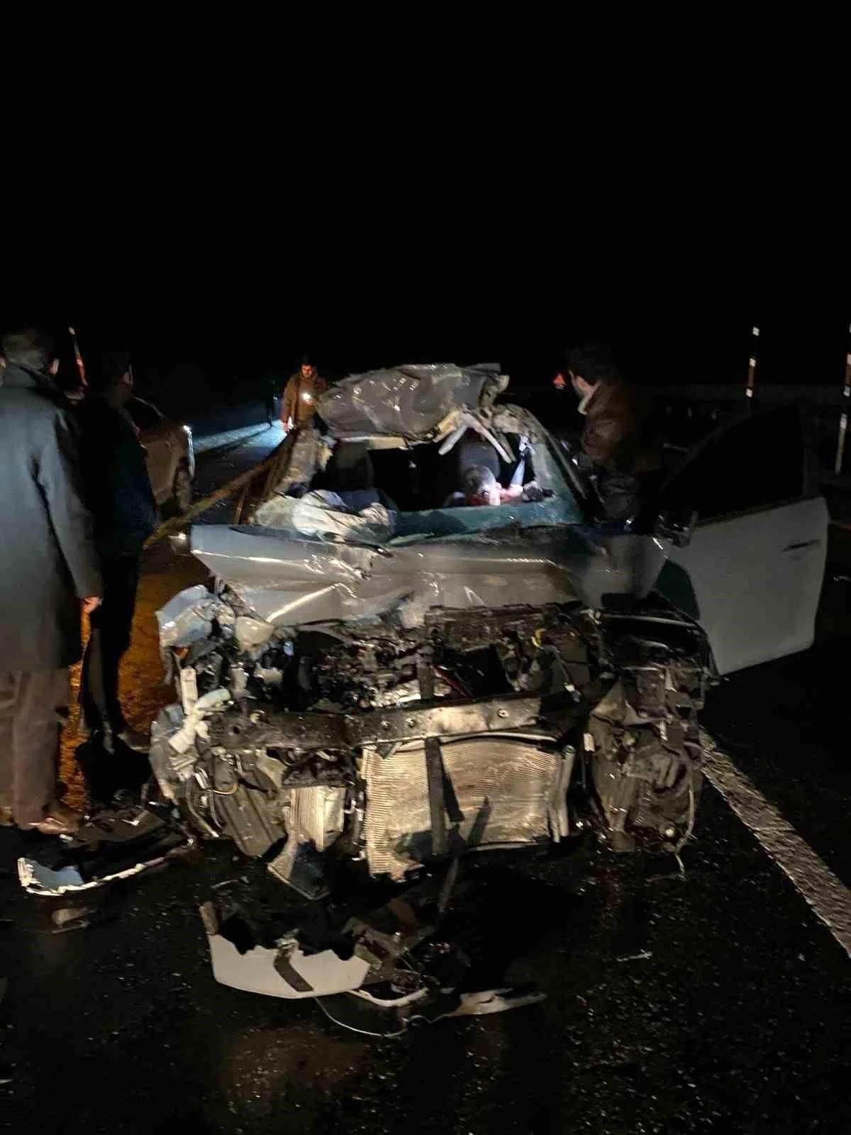 Elazığ\'da otomobil kamyona çarptı: 1 ölü