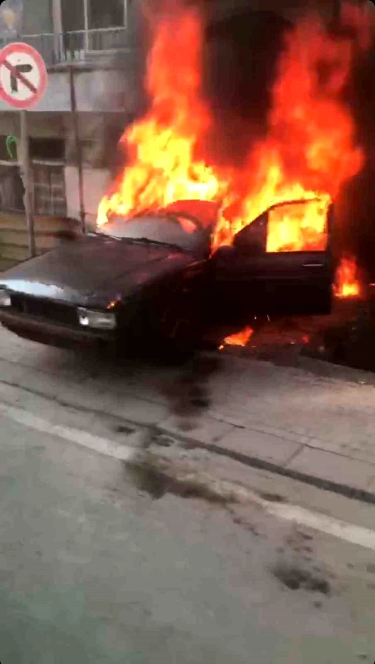 Çayırova\'da Sürücü Otomobilini Ateşe Verdi