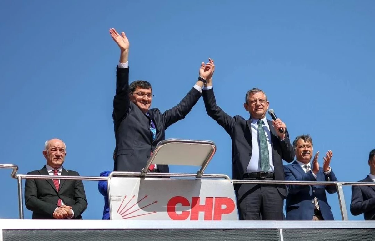 CHP Genel Başkanı Özgür Özel, Kütahya\'da Saadet Partili milletvekilinin elini kaldırdı
