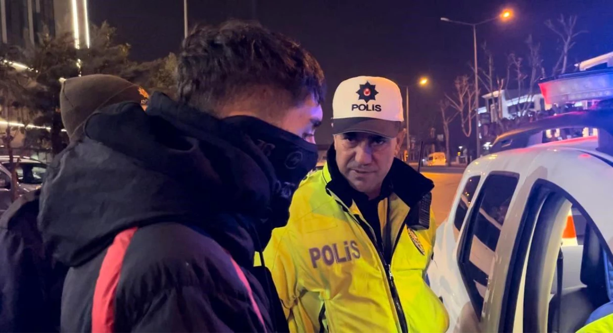 Bursa\'da Motosiklet Sürücüsü Polisten Kaçtı, Sosyal Medyada Fenomen Olmak İstedi