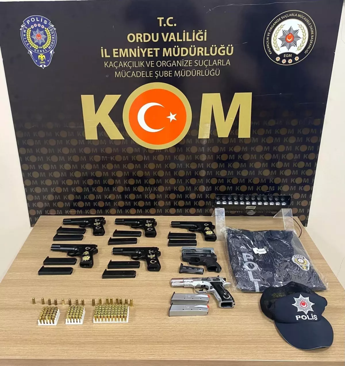 Ordu\'da otomobilde yapılan aramada 6 adet ruhsatsız tabanca ve polis ekipmanları ele geçirildi