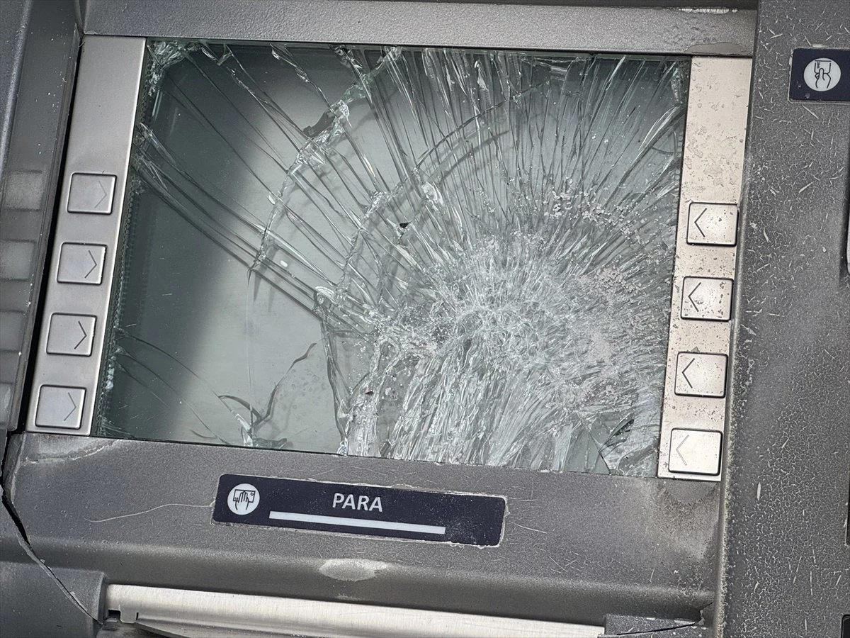 Adapazarı\'nda 2 banka ATM\'sine zarar veren şüpheliler aranıyor