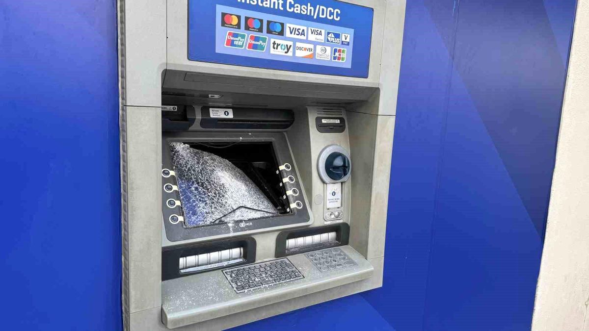 Adapazarı ilçesinde bankamatiklerin ekranları parçalandı