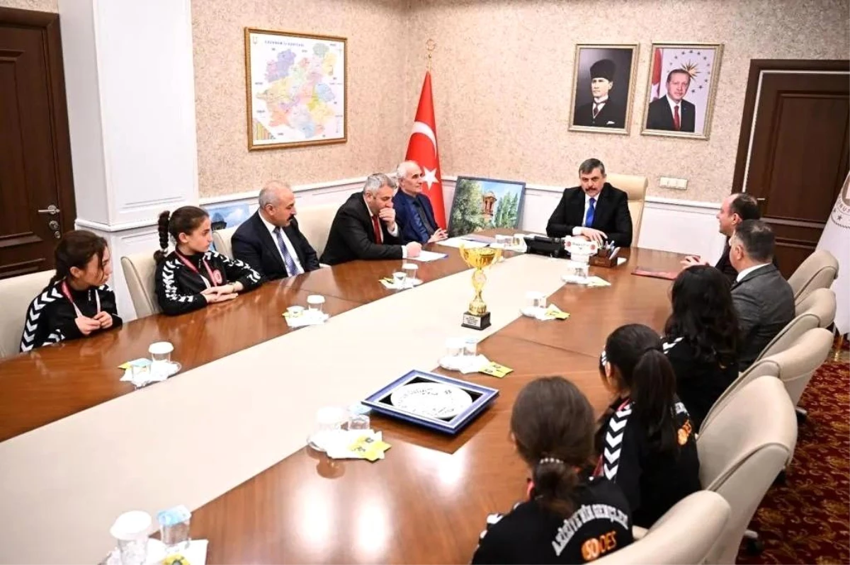 Erzurum Valisi Mustafa Çiftçi, yıldız sporcuları kabul etti
