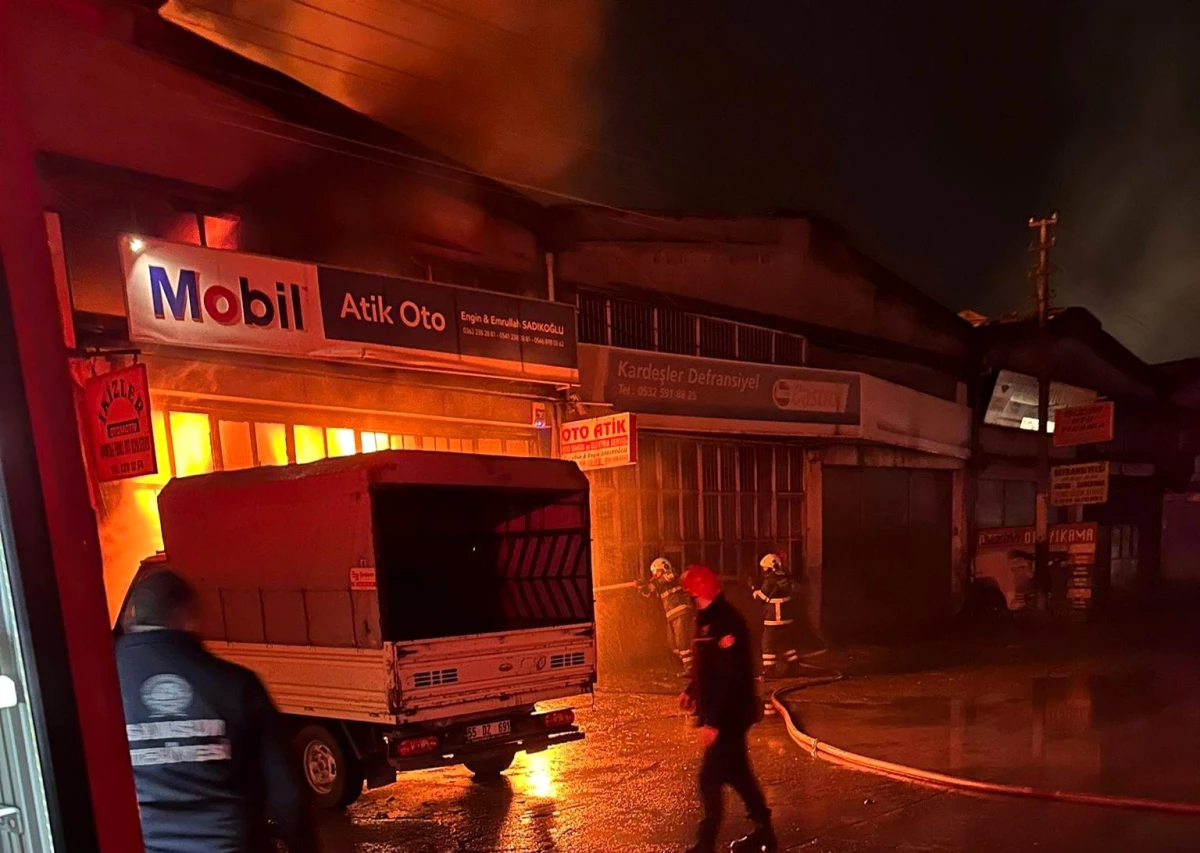 Samsun\'da Sanayide Oto Tamirci Dükkanı Alev Alev Yandı