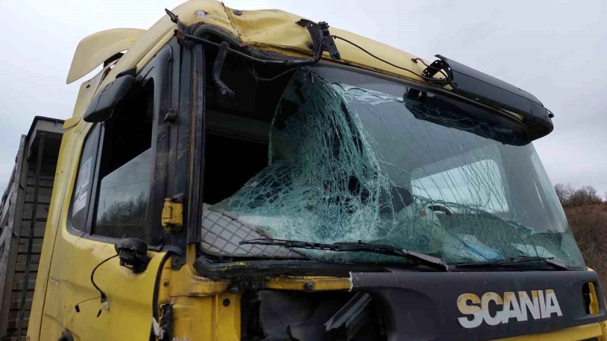 Samsun\'da tırın park halindeki kamyoneti biçmesi sonucu sürücü yaralandı