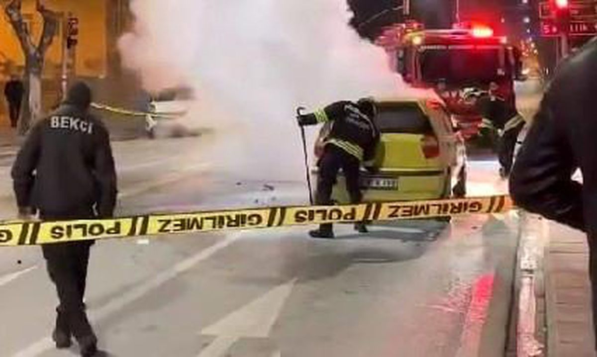 Eskişehir\'de Aracın Motor Kısmında Çıkan Yangın İtfaiye Tarafından Söndürüldü