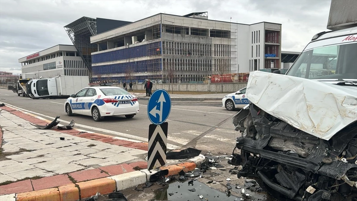 Sivas\'ta iki kamyonetin çarpışması sonucu 1 kişi yaralandı