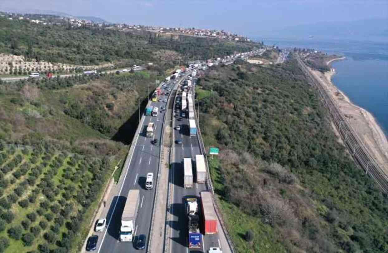 TEM'de zincirleme kazada 9 yaralı! Ankara yönü trafiğe kapandı