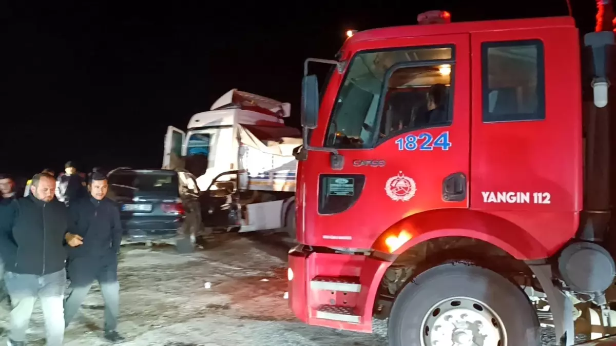 Afyonkarahisar\'da tır ile otomobil çarpıştı: 4 yaralı