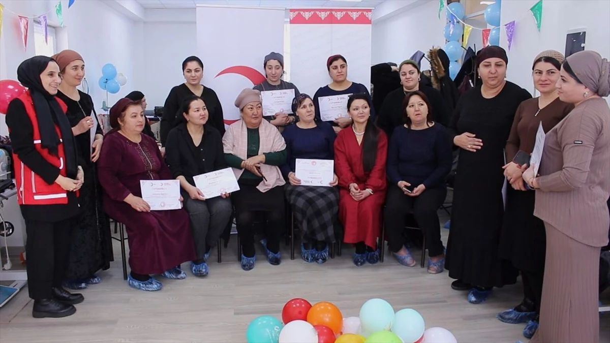 Kırgızistan\'da Türk Kızılayı\'nın Desteğiyle 40 Kadın Meslek Edindi