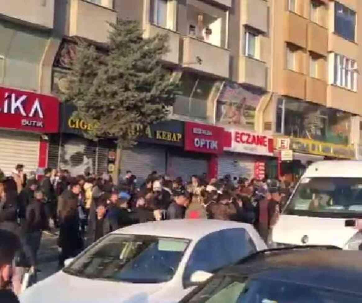 Üsküdar-Çekmeköy metro hattında arıza! Seferler durduruldu, istasyonlarda kalabalık oluştu