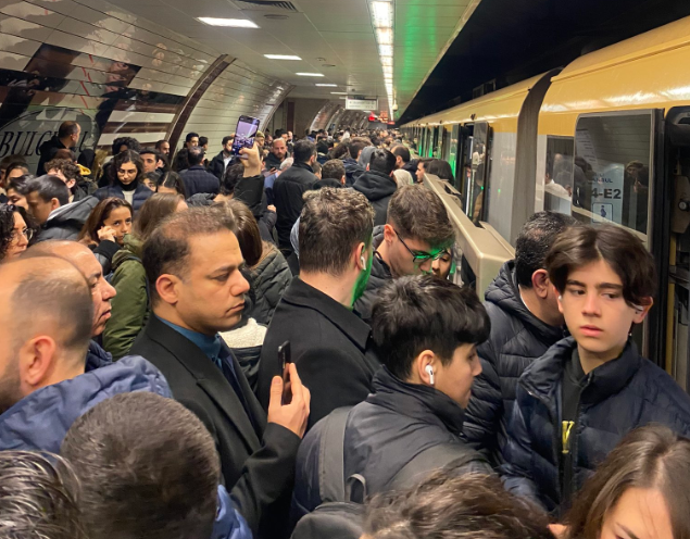 Üsküdar-Çekmeköy metro hattında arıza! Seferler durduruldu, istasyonlarda kalabalık oluştu