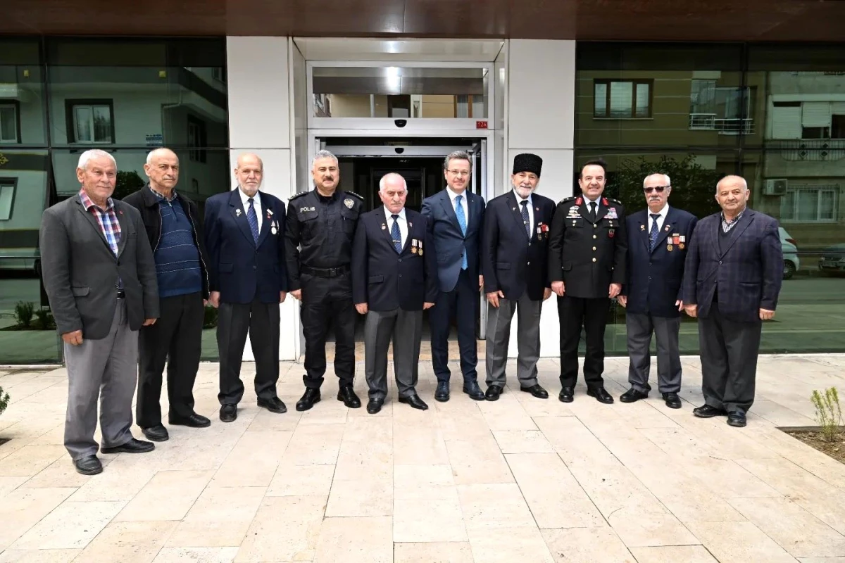 Manisa Valisi Enver Ünlü, şehit aileleri ve gazi derneklerini ziyaret etti