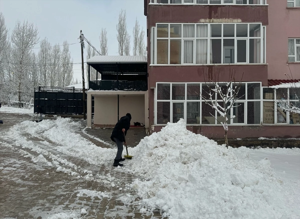 Van, Bitlis, Hakkari ve Muş\'ta Kar Nedeniyle Yollar Kapandı