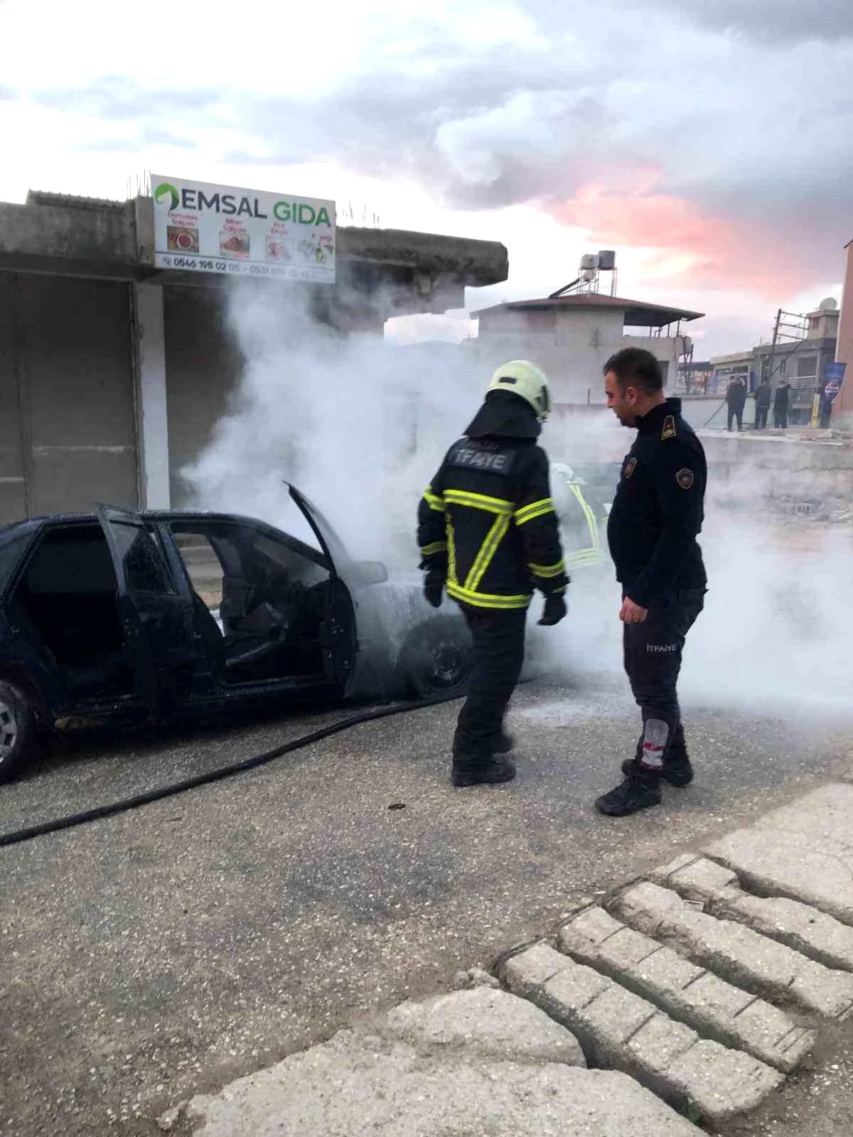 Antakya\'da araç yangını: Maddi hasar meydana geldi