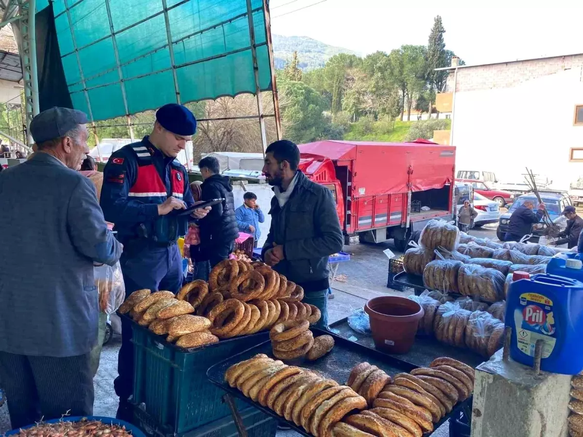 Aydın Sultanhisar\'da Jandarma Vatandaşları Hırsızlık ve Yankesicilik Konusunda Bilgilendiriyor