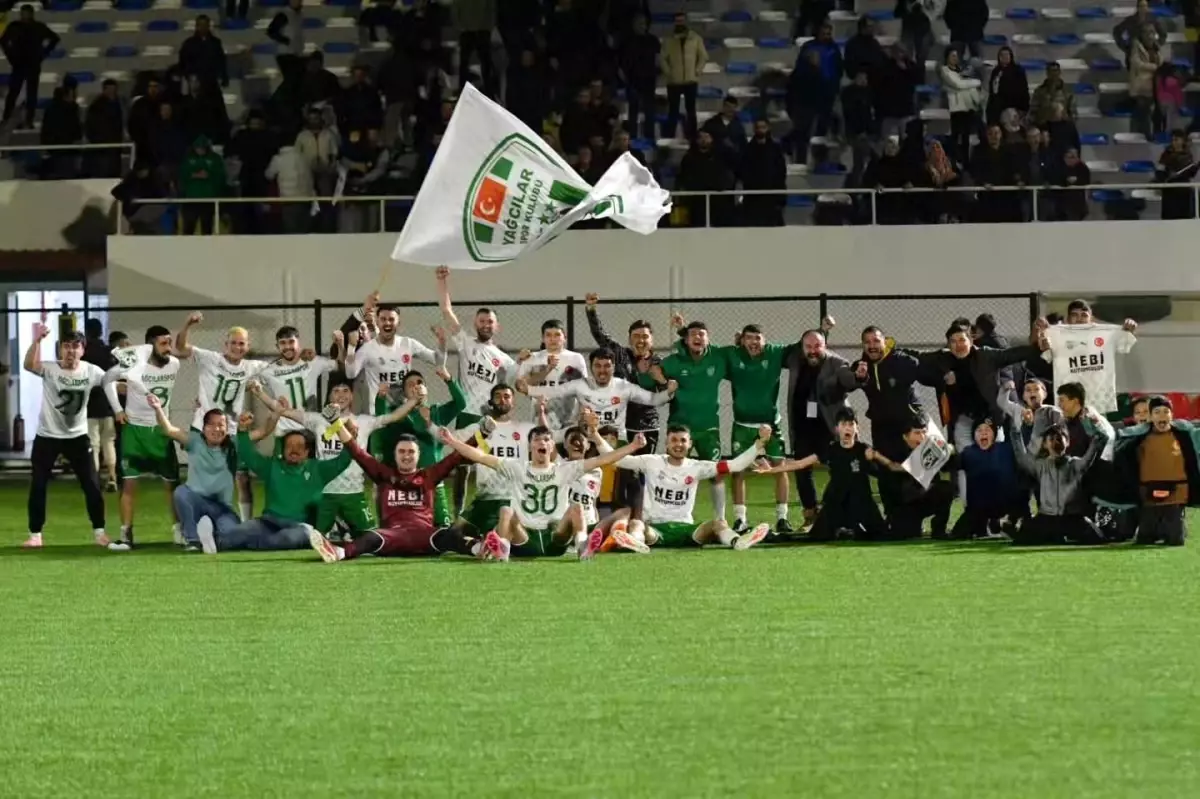 Yunusemre Belediyesi Yuntdağ Futbol Turnuvası\'nda Türkmen Mahallesi ile Yağcılar Mahallesi finale yükseldi