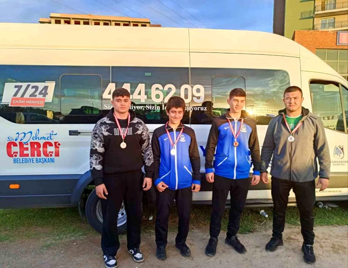 Yunusemre Belediyesi Yağlı Güreşçileri Madalyalarla Döndü