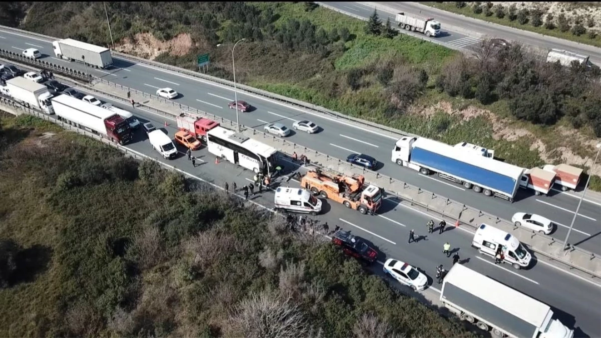 TEM\'de zincirleme kaza, Ankara yönü trafiğe kapandı