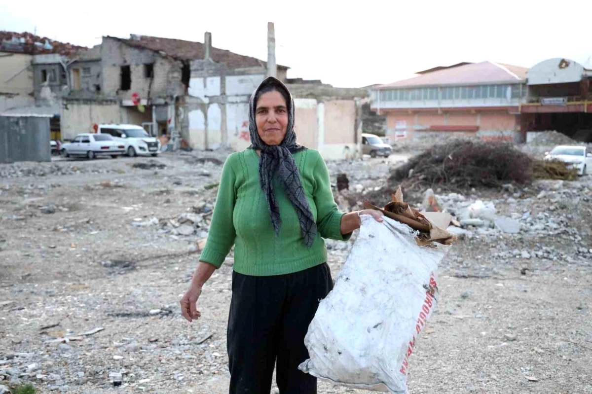 Hatay\'da Karton ve Plastik Atık Toplayan Anne Türkiye\'nin Takdirini Topladı