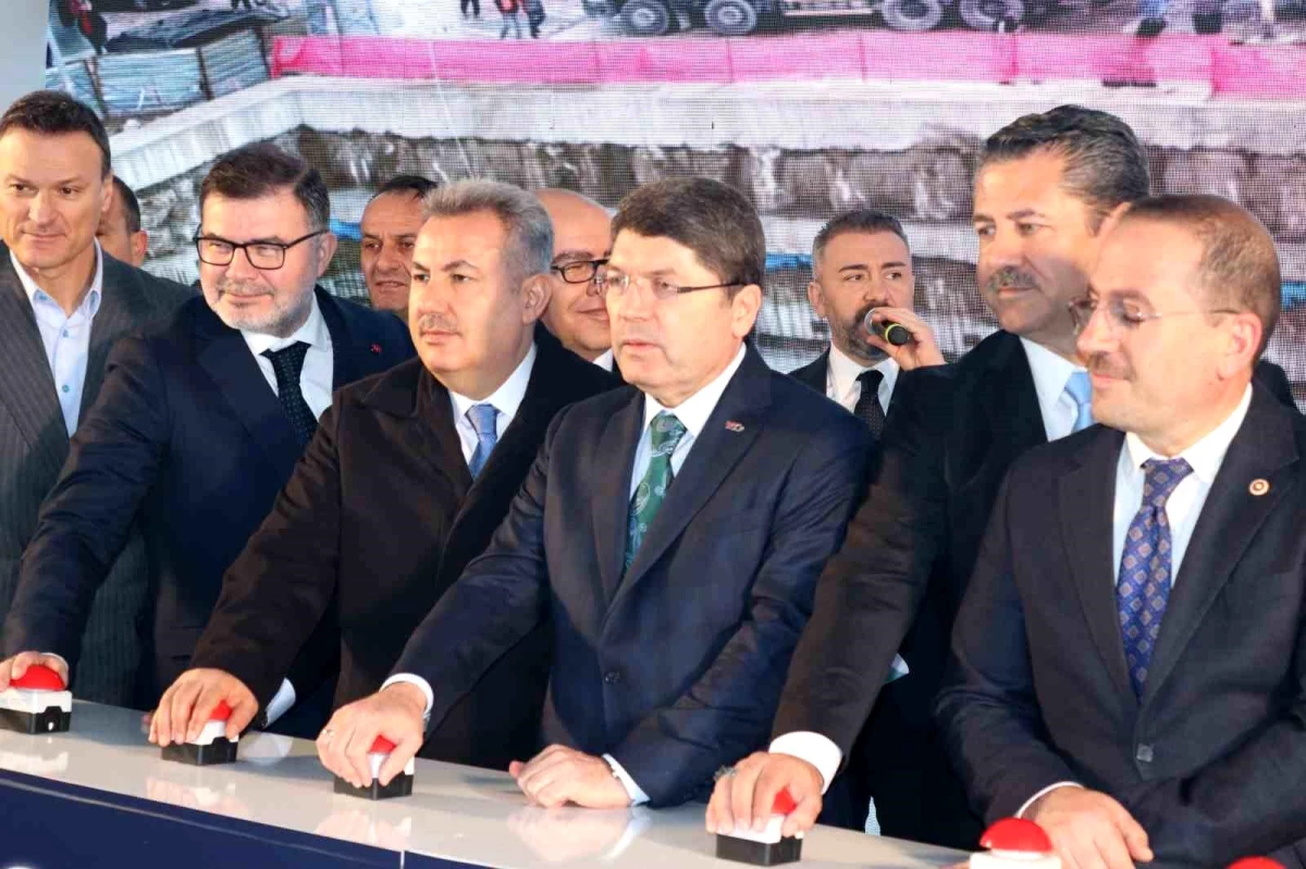 Adalet Bakanı Yılmaz Tunç İzmir\'de Kemalpaşa Adalet Sarayı\'nın temelini attı