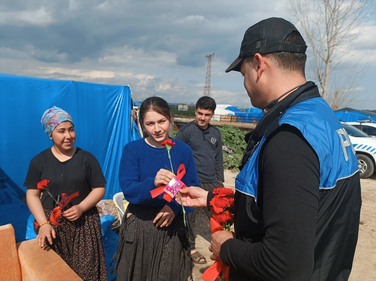 Adana\'da polisler tarım işçisi kadınlara çiçek verdi