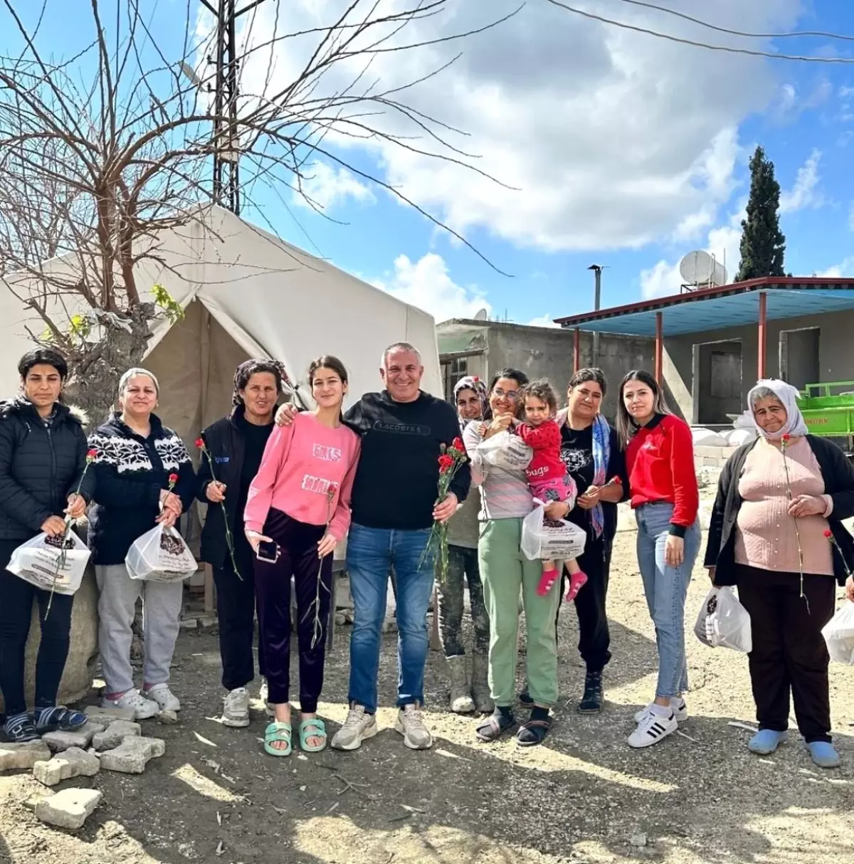 Adanalı kebapçı depremzede kadınları ziyaret ederek Dünya Kadınlar Günü\'nü kutladı