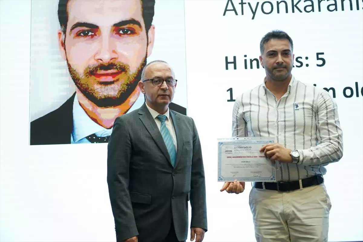 Afyonkarahisar Sağlık Bilimleri Üniversitesi Hastanesi Başhekim Yardımcısı Doç. Dr. Aydın Balcı, Uluslararası Katılımlı Akciğer Sağlığı Kongresi\'nde ödül kazandı