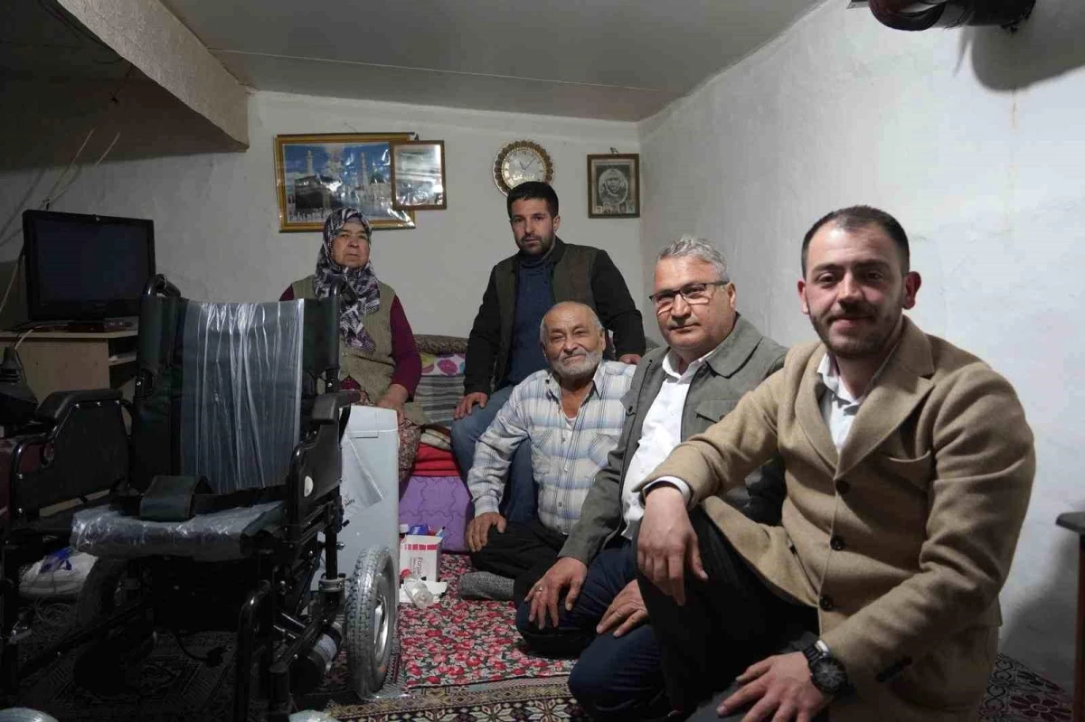 Yunusemre Belediyesi, Mustafa Bilgin\'e akülü sandalye teslim etti