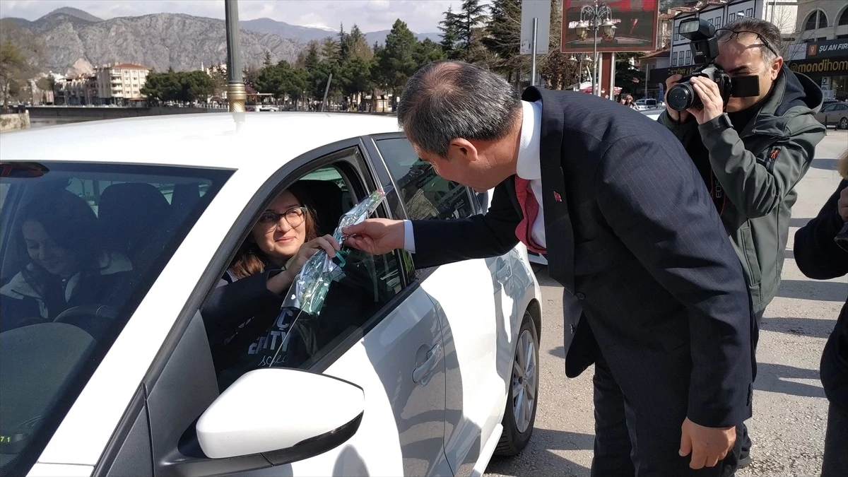 Amasya\'da Polislerden Kadınlara Özel Çiçek Sürprizi