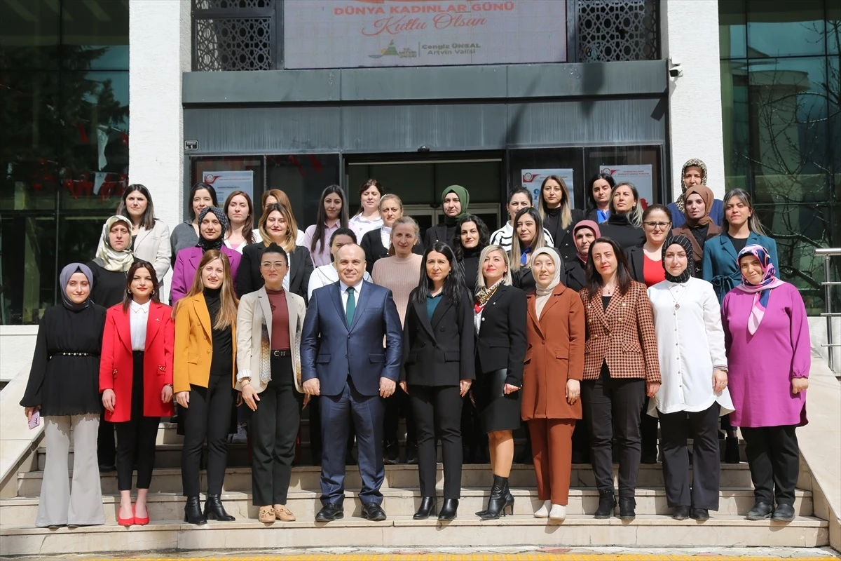 Artvin Valisi Cengiz Ünsal, Kadın Personeli Ziyaret Ederek Karanfil Hediye Etti
