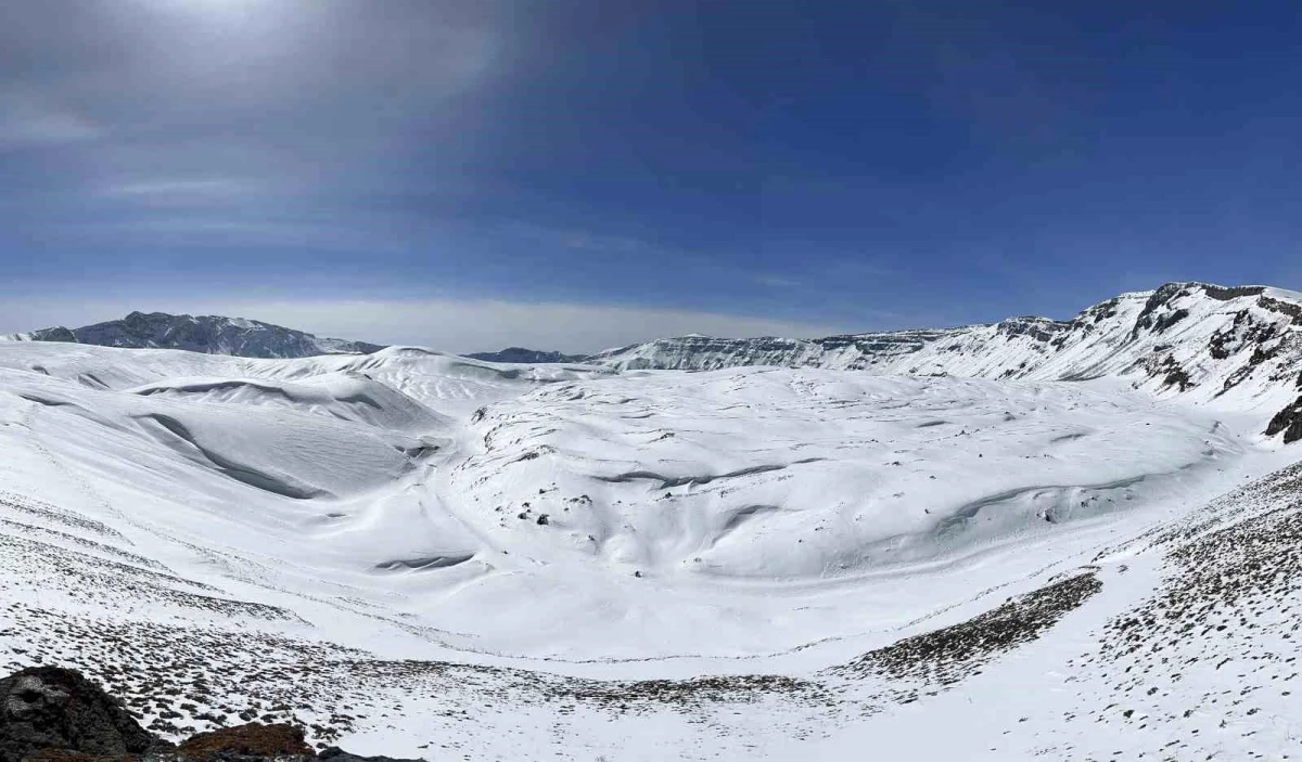 Dağcılar Zorlu Kış Şartlarında Nemrut Krater Gölü\'ne Ulaştı