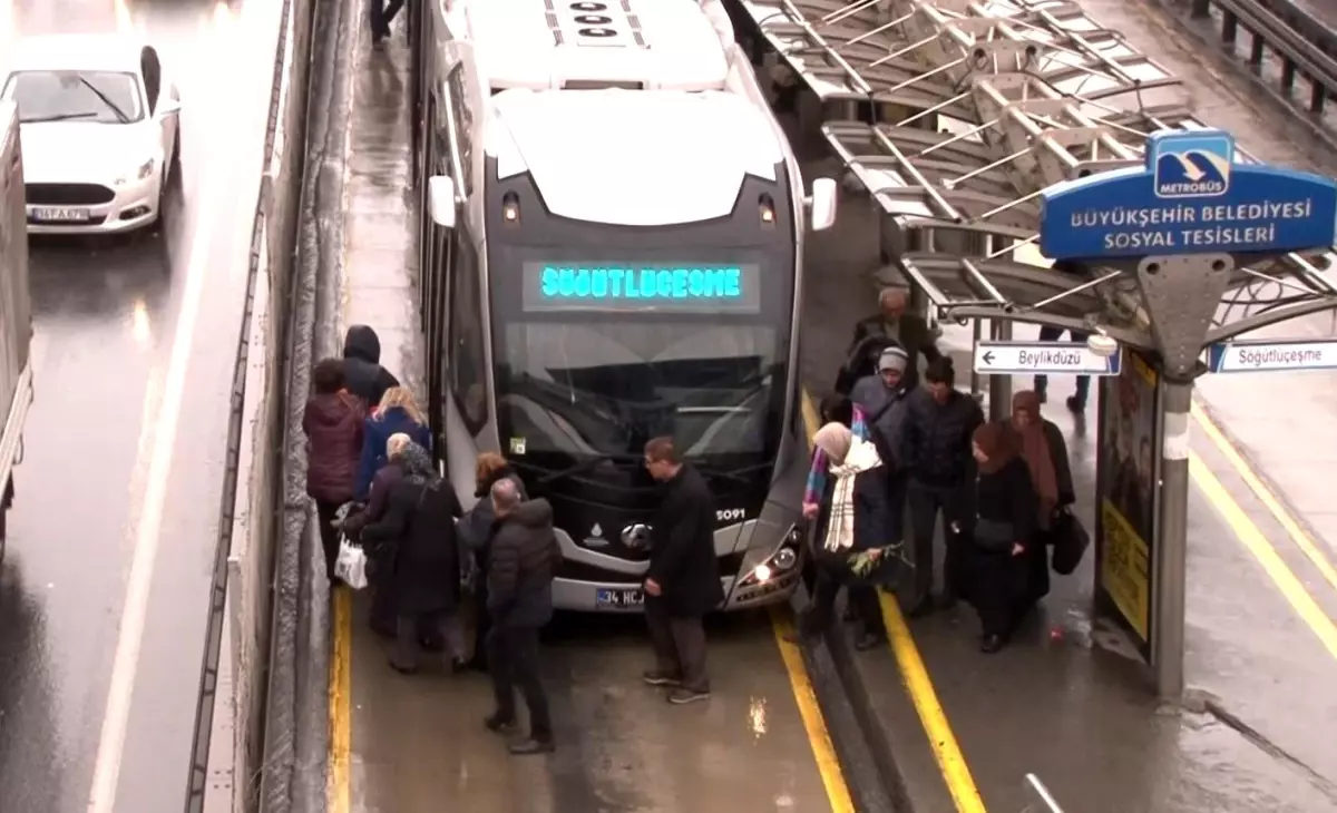 Avcılar\'da Metrobüs Kazası: 5 Yaralı