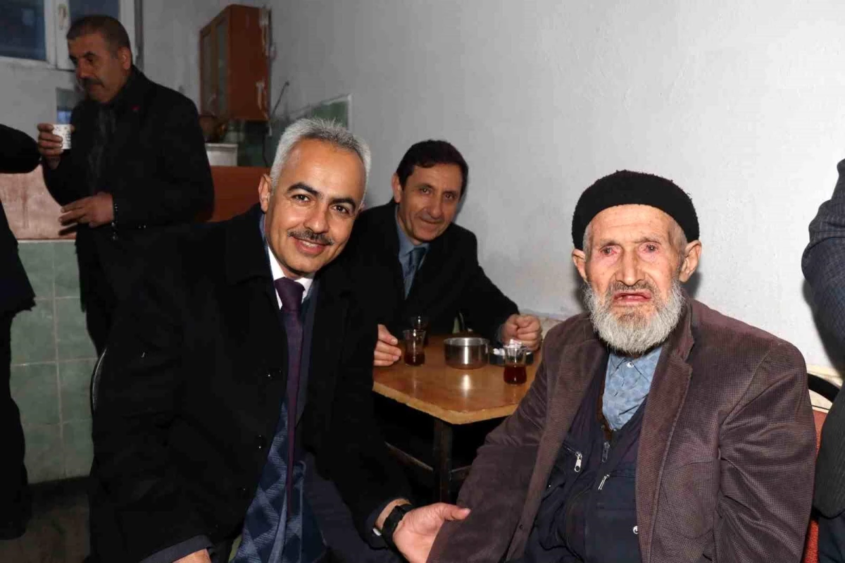 Ak Parti Oltu Belediye Başkan Adayı Adem Çelebi, 94 yaşındaki İzani Albayrak ile sohbet etti