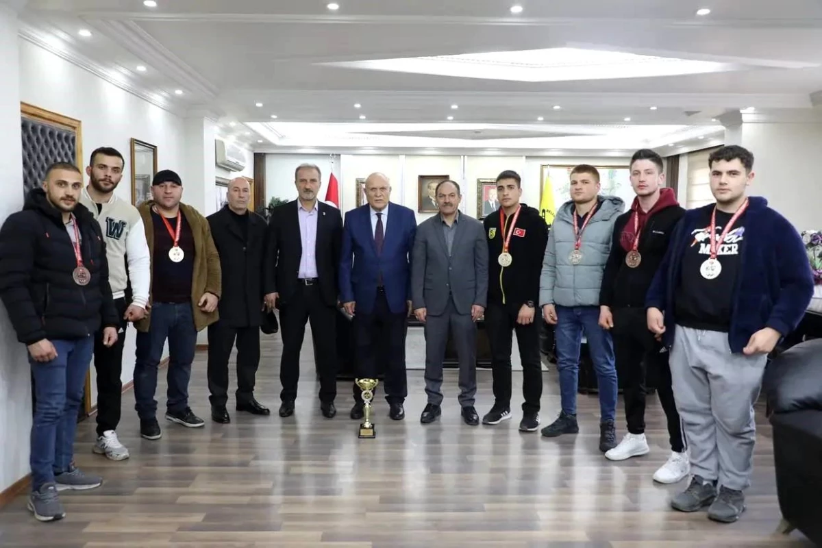 Bayburt Belediyesi Başaran Bilek Güreşi Kulübü Türkiye Bilek Güreşi Şampiyonası\'ndan Madalyalarla Döndü