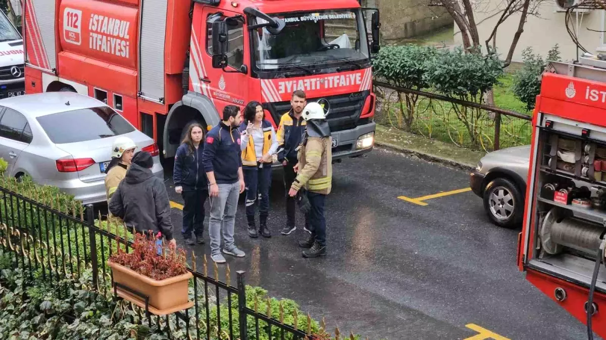 Beşiktaş\'ta Alzaymır Hastası Kadının Yemek Pişirme İsteği Yangına Yol Açtı