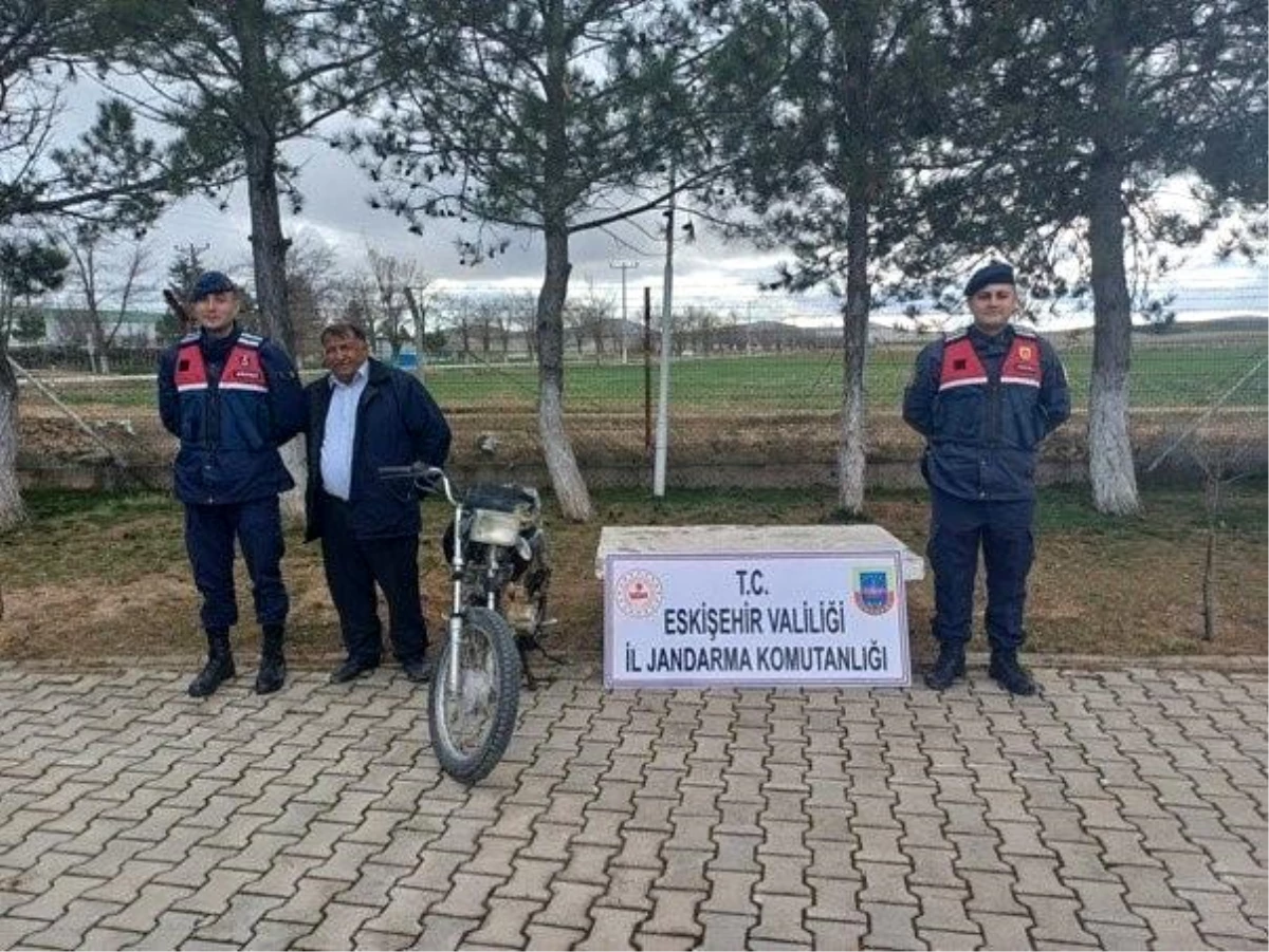 Eskişehir\'de Çalınan Motosiklet Sahibine Teslim Edildi, Şüpheliler Adliyeye Sevk Edildi