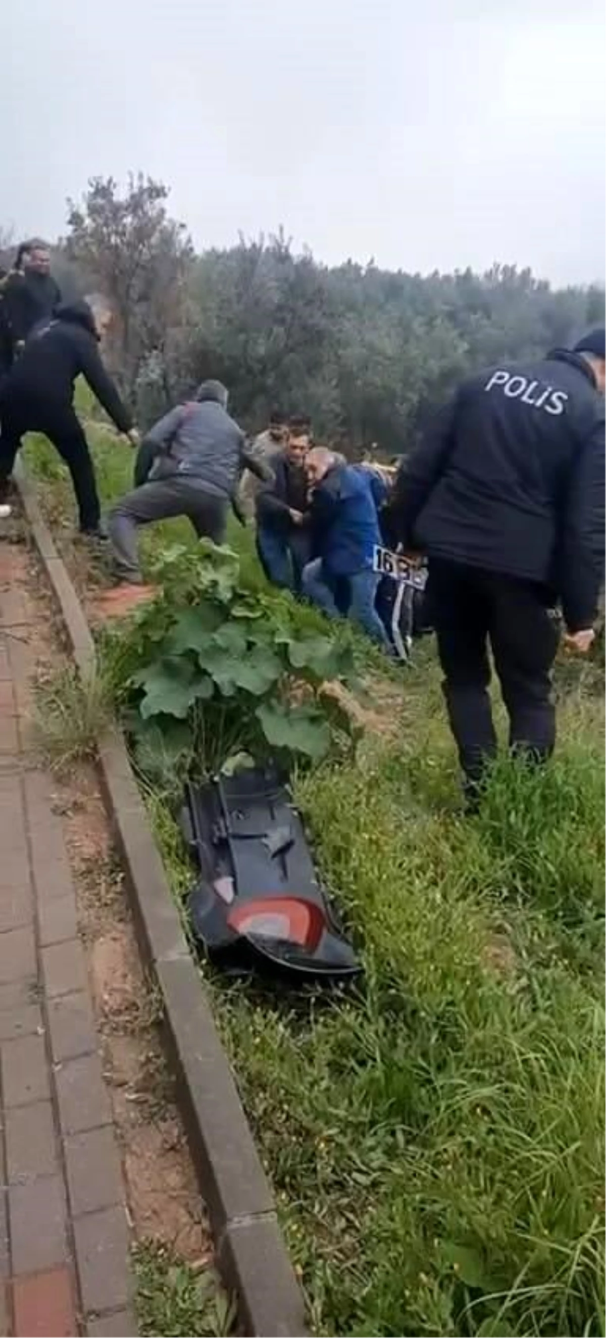 Bursa\'da Otomobil Şarampole Yuvarlandı: 3 Yaralı