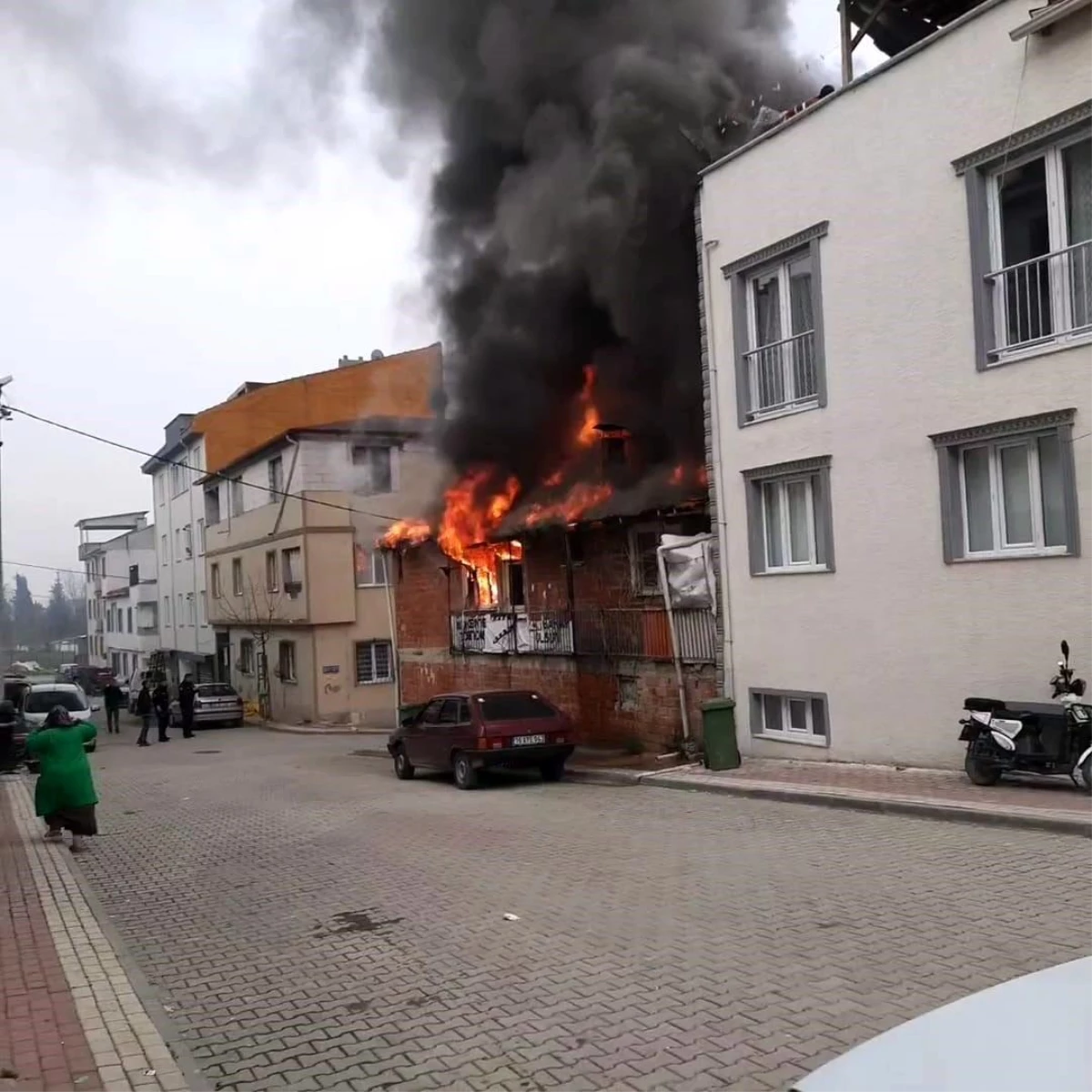 İnegöl\'de 2 katlı bina alev alev yanarken 2 kişi hastaneye kaldırıldı
