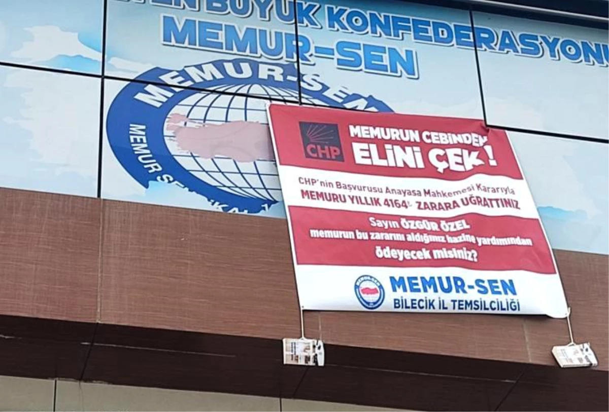 CHP Genel Başkanı Özgür Özel Bilecik\'te Memur-Sen Protestosuyla Karşılaştı