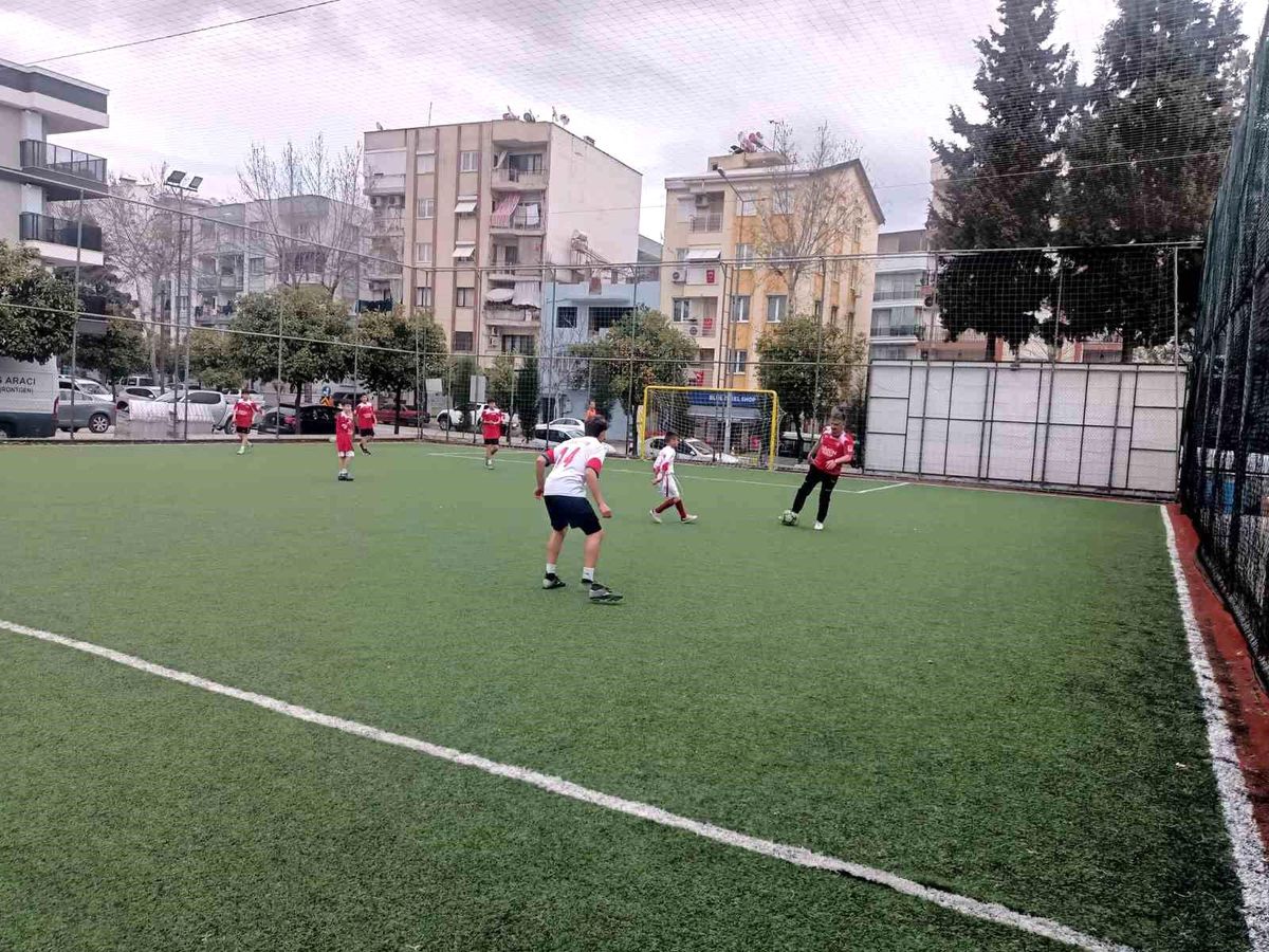 Aydın Aile ve Sosyal Hizmetler İl Müdürü, çocuk evlerindeki gençlerle maç yaptı