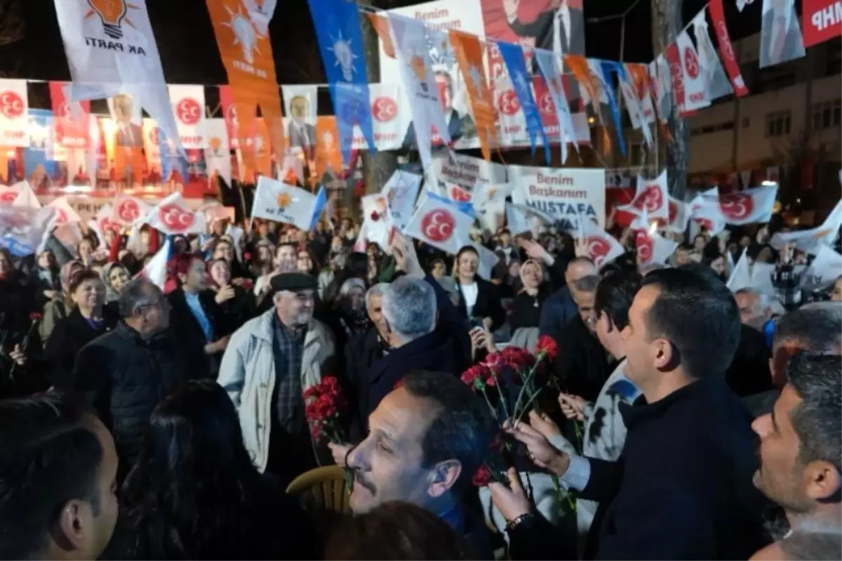 Cumhur İttifakı Aydın Büyükşehir Belediye Başkan Adayı Mustafa Savaş ve Efeler Adayı Burak Pehlivan Umurlu\'da Miting Düzenledi