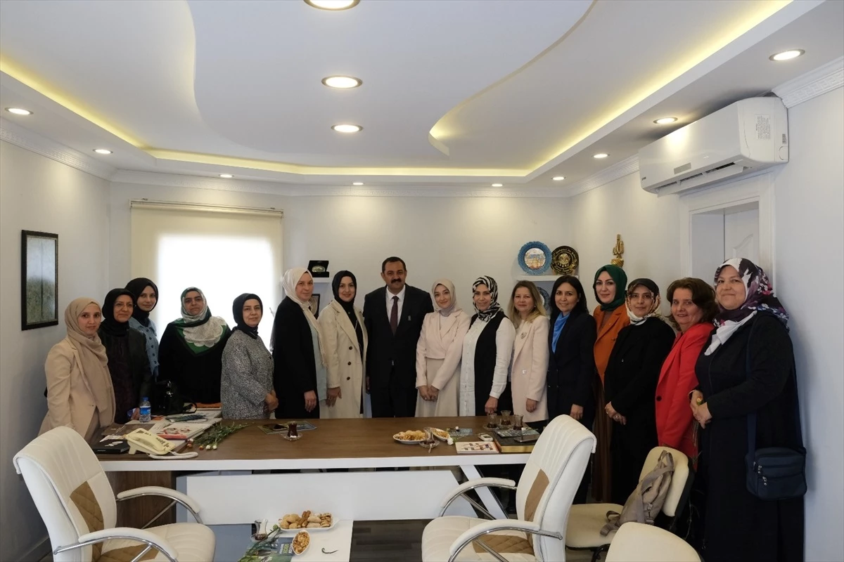 Cumhur İttifakı Kepez Belediye Başkan Adayı Rıza Sümer, Kadın ve Demokrasi Derneği\'ni ziyaret etti