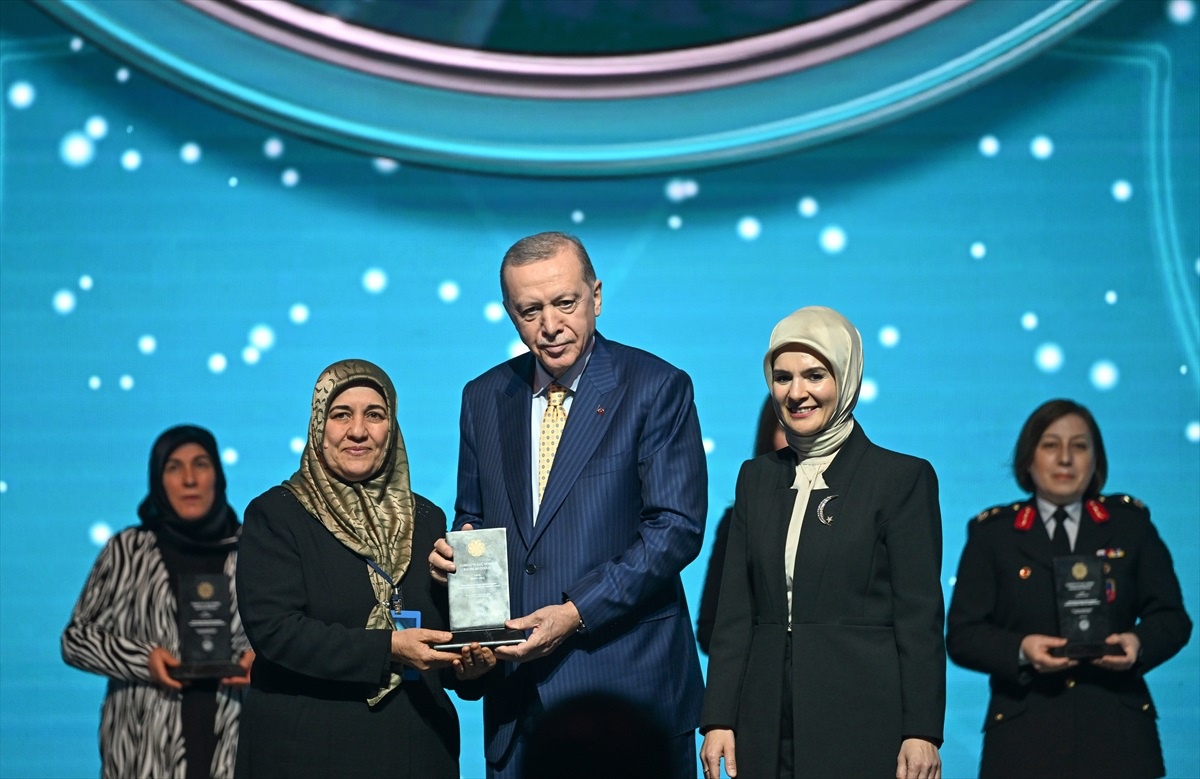 Cumhurbaşkanı Erdoğan: "Türkiye Yüzyılı\'nın hazırlıklarını güçlü kadın, güçlü aile, güçlü Türkiye ekseninde yürütüyoruz."